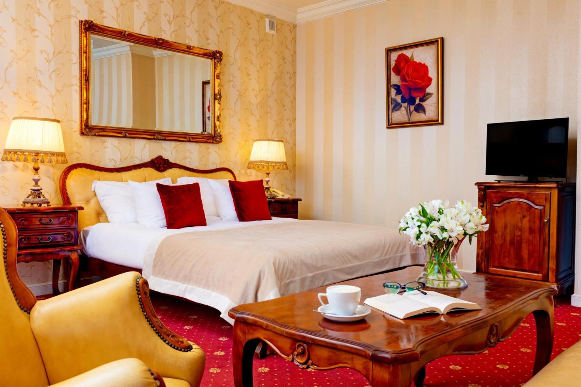 Palacyk Otrebusy Business & Spa Екстер'єр фото