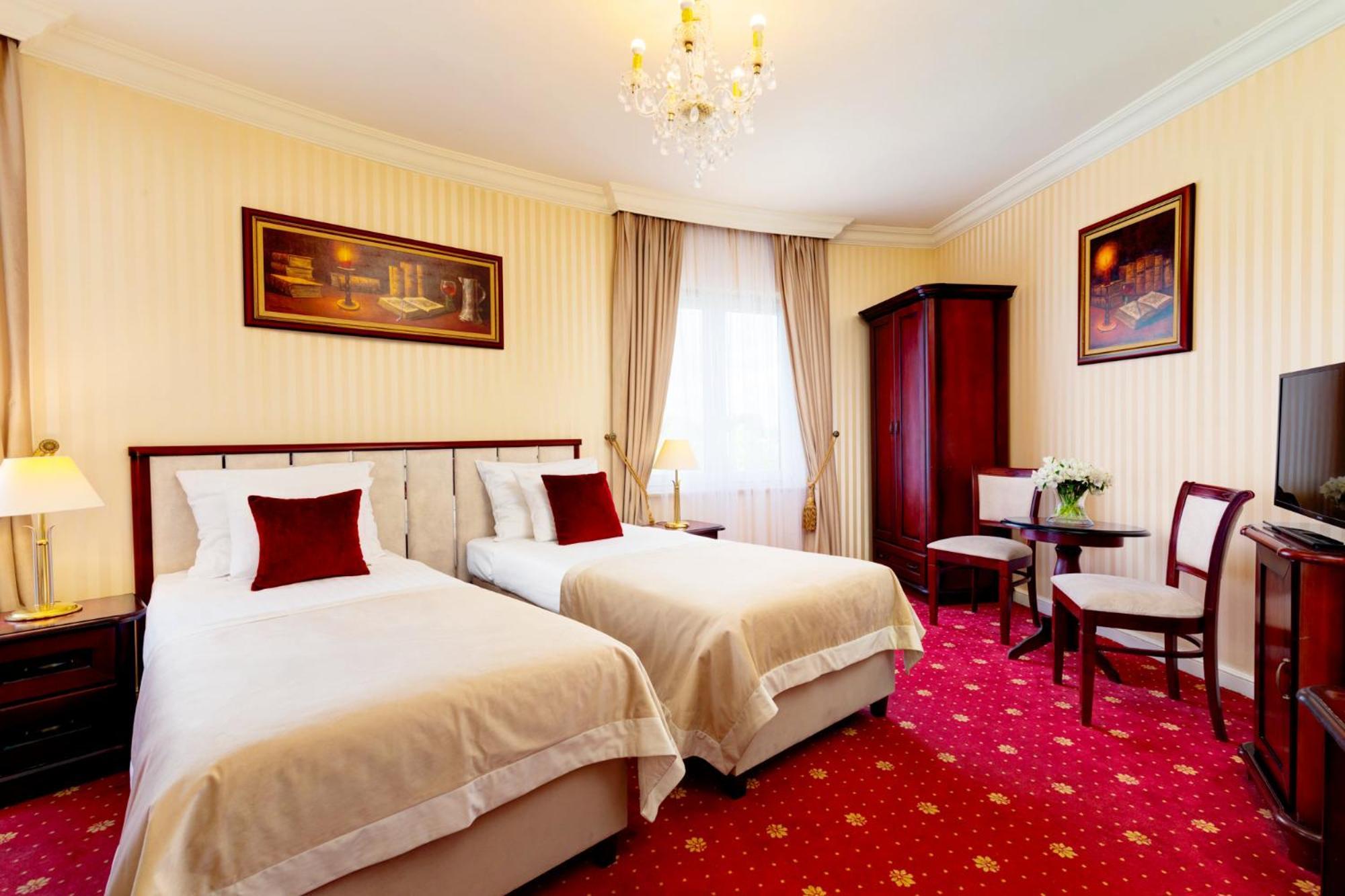 Palacyk Otrebusy Business & Spa Екстер'єр фото