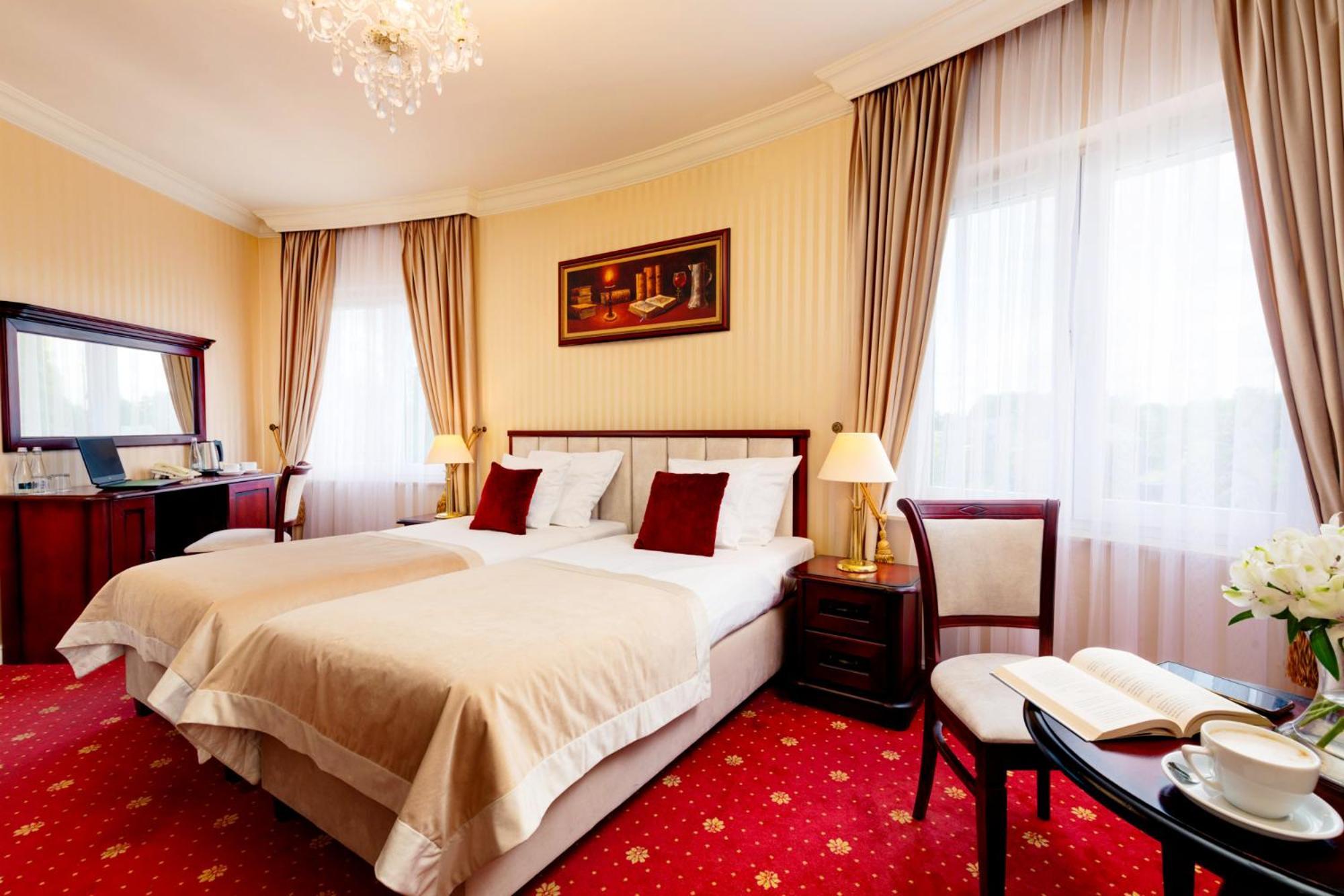 Palacyk Otrebusy Business & Spa Екстер'єр фото